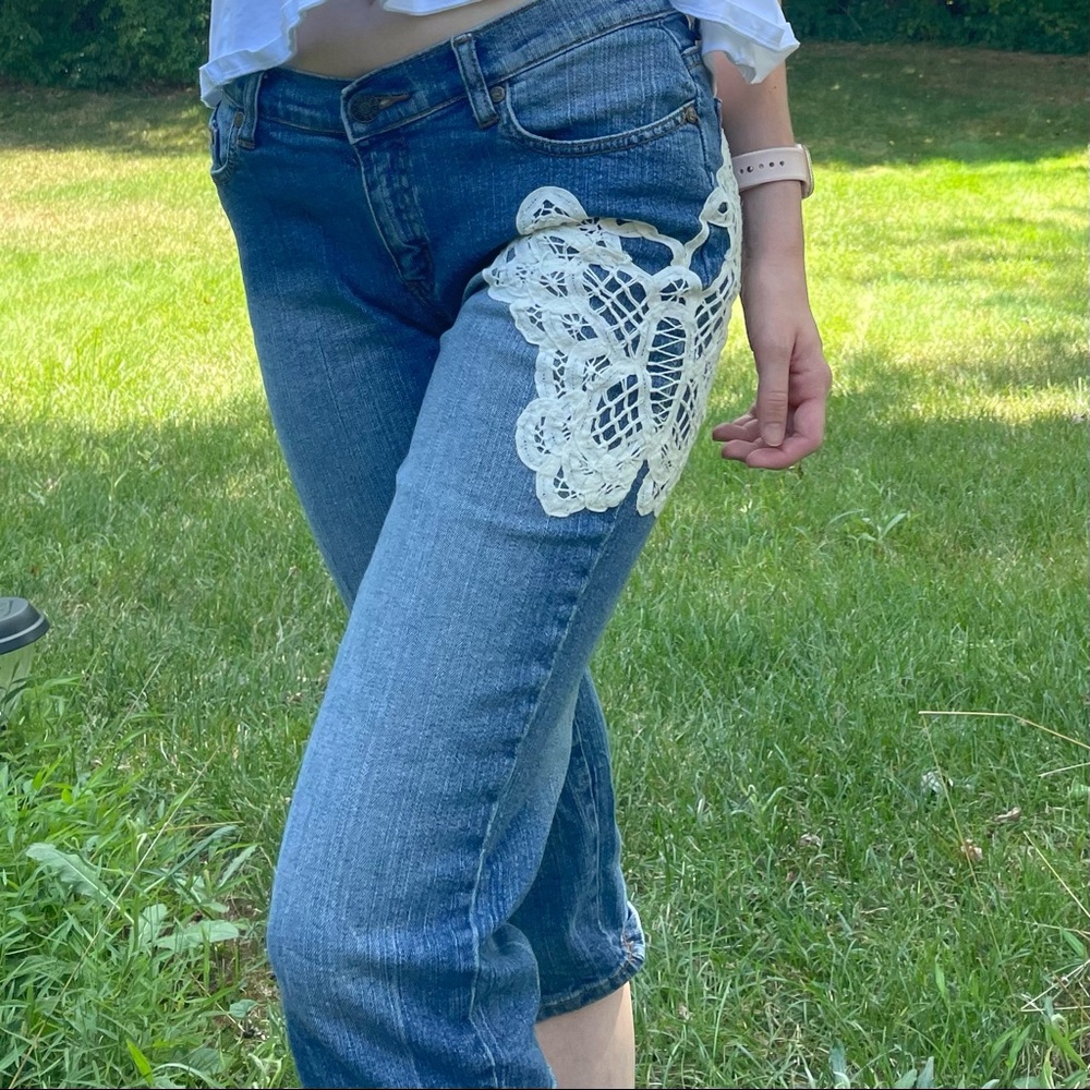 Sweet Vibes | Embroidered Capri Jeans